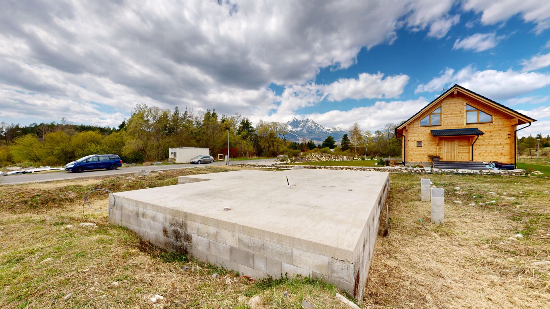 Na predaj rovinatý, 10 árový (1.006m2) STAVEBNÝ Pozemok s už VYDANÝM stavebným POVOLENÍM a realizovanou ZÁKLADOVOU DOSKOU, Severná ulica, Veľká Lomnica, VYSOKÉ TATRY, okr. Kežmarok