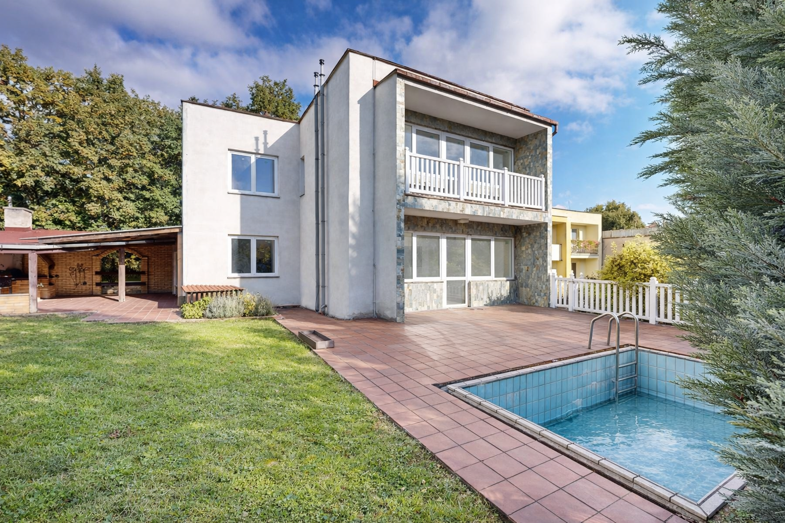 Na predaj - 3 podlažný RODINNÝ DOM - FOTOVOLTIKA a OPTIKA, Terasa, Bazén, Záhrada, Altán + BUDOVA Garáží, v slepej ulici a v susedstve lesa, začiatok Popradská, Košice - Terasa.