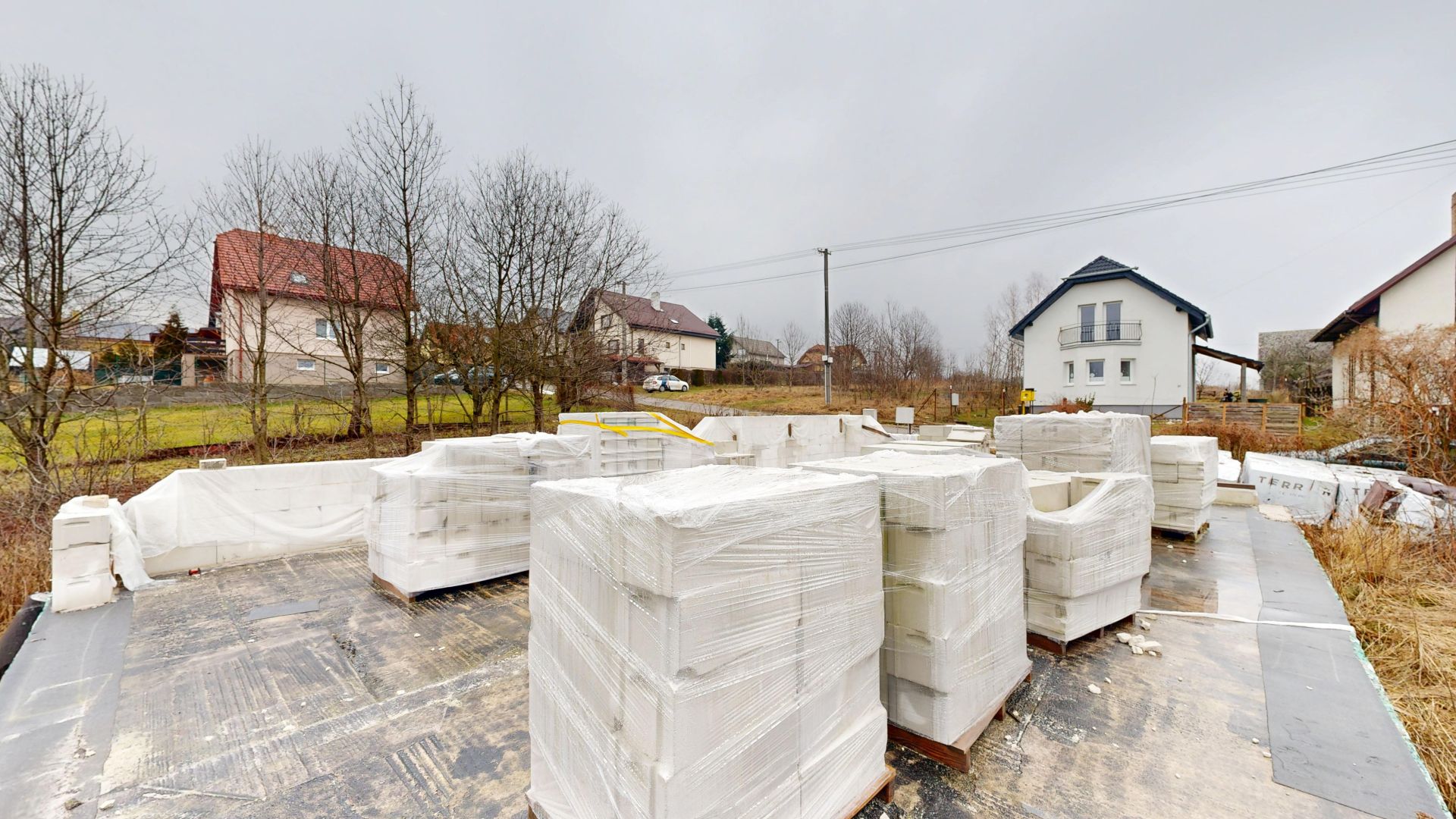 Na predaj rozostavaný 4 izbový (123m2) Rodinný dom (Bungalov), s napojením na všetky inžinierskej siete, na ulici Slnečná, neďaleko lesa, Poproč, Košice - Okolie