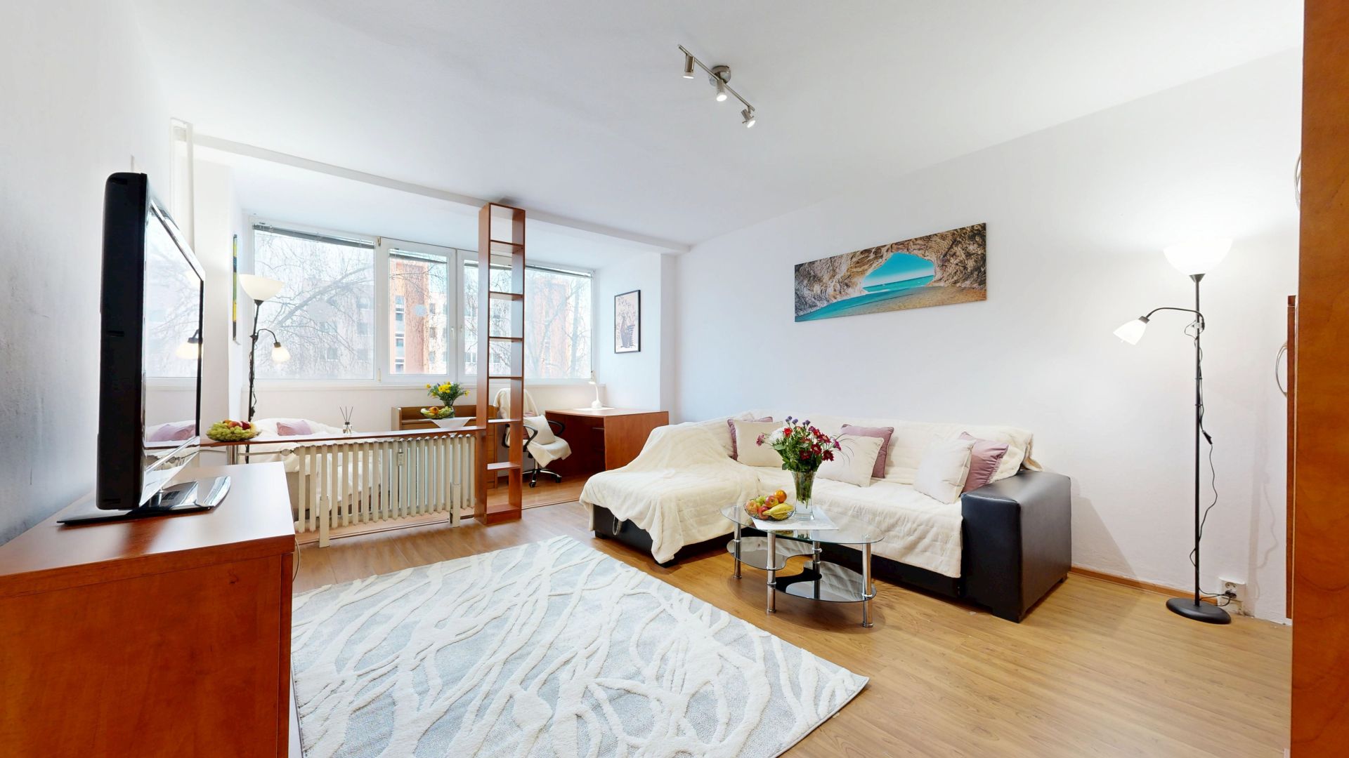 Na predaj VEĽKÝ, až 40m2, 1 izbový byt, ZVÄČŠENÝ o PRACOVŇU (možná LODŽIA), Titogradská, sídlisko KVP, Košice